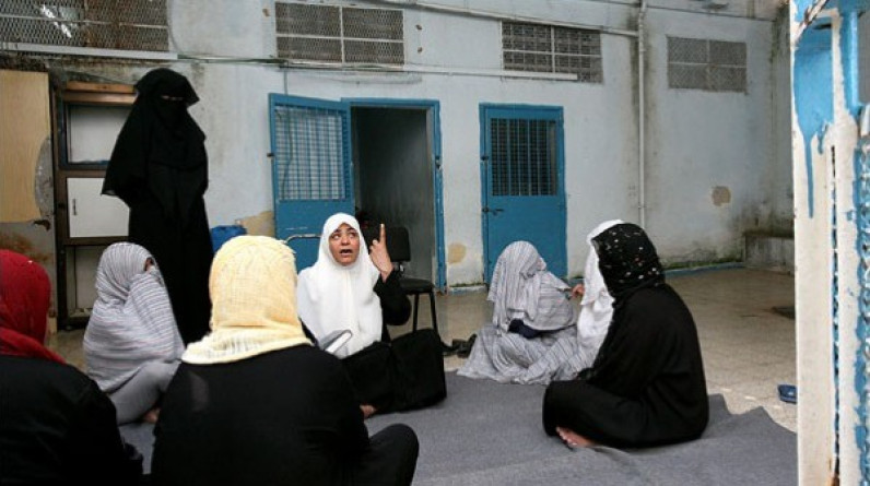 تجويع ونوم على الأرض.. إسرائيل تعذب 63 أسيرة في سجن الدامون